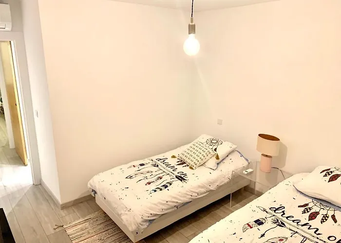 - 4 Persons - 10 Minutes To Beaches - Bright شقة مينتون